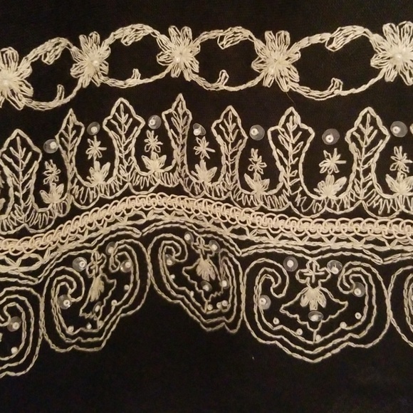 Black linen skirt with cream embroidery size 6P - Picture 2 of 3